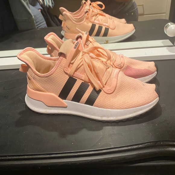Women’s Adidas - Picture 4 of 4